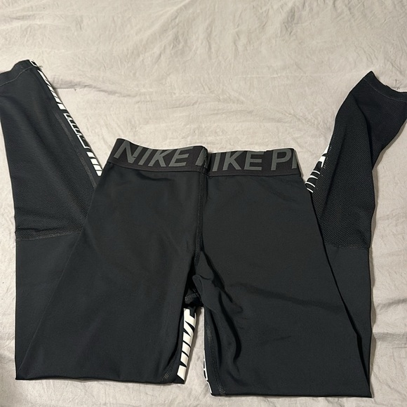 Nike black and white leggings - Picture 2 of 5